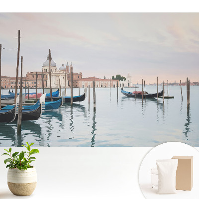 Fototapeta z motywem urokliwej laguny z gondolami w pastelowych kolorach