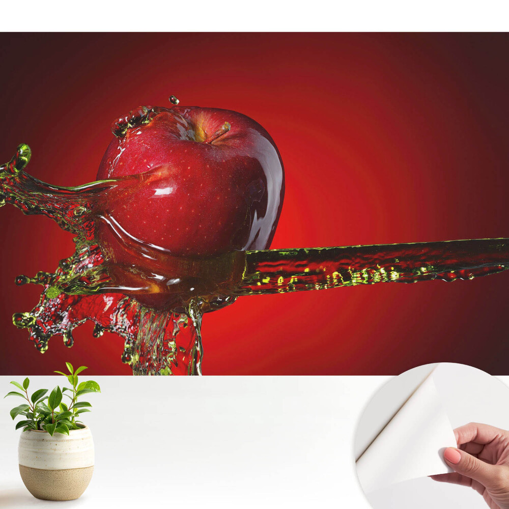 Fototapeta samoprzylepna do salonu Dynamiczne czerwone jabłko w rozprysku płynu