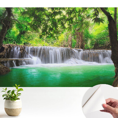 Fototapeta na wymiar do sypialni Wodospad w otoczeniu zieleni