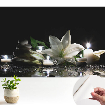 Fototapeta na wymiar do sypialni Lilie z kamieniami i świecami