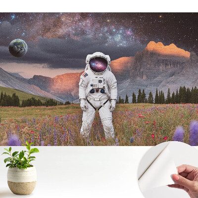 Tapeta fotograficzna samoprzylepna Surrealistyczny astronauta w górach