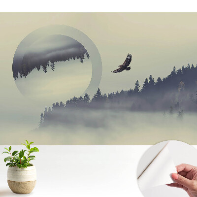 Tapeta fotograficzna samoprzylepna Majestatyczny ptak wśród mglistych drzew