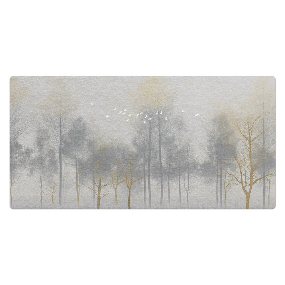 Mata ochronna na biurko Mglisty las z ptakami