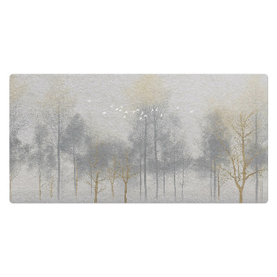 Mata ochronna na biurko Mglisty las z ptakami