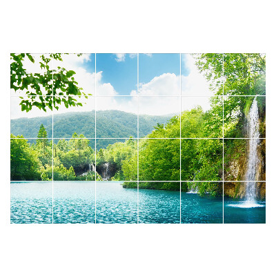 Naklejki na kafelki Wodospady w zielonym krajobrazie