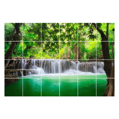 Naklejki na kafelki Wodospad w zielonym lesie