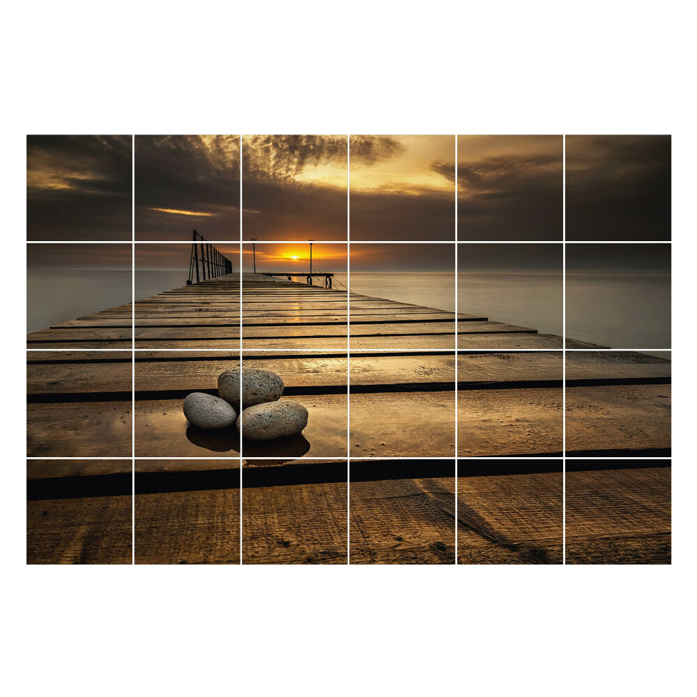 Naklejki na płytki Molo nad wodą o zachodzie