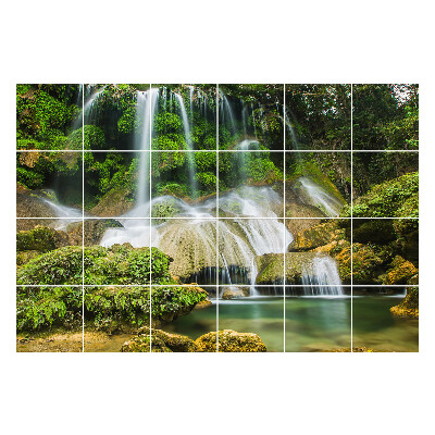 Nalepki na kafelki Wodospad w zielonym lesie
