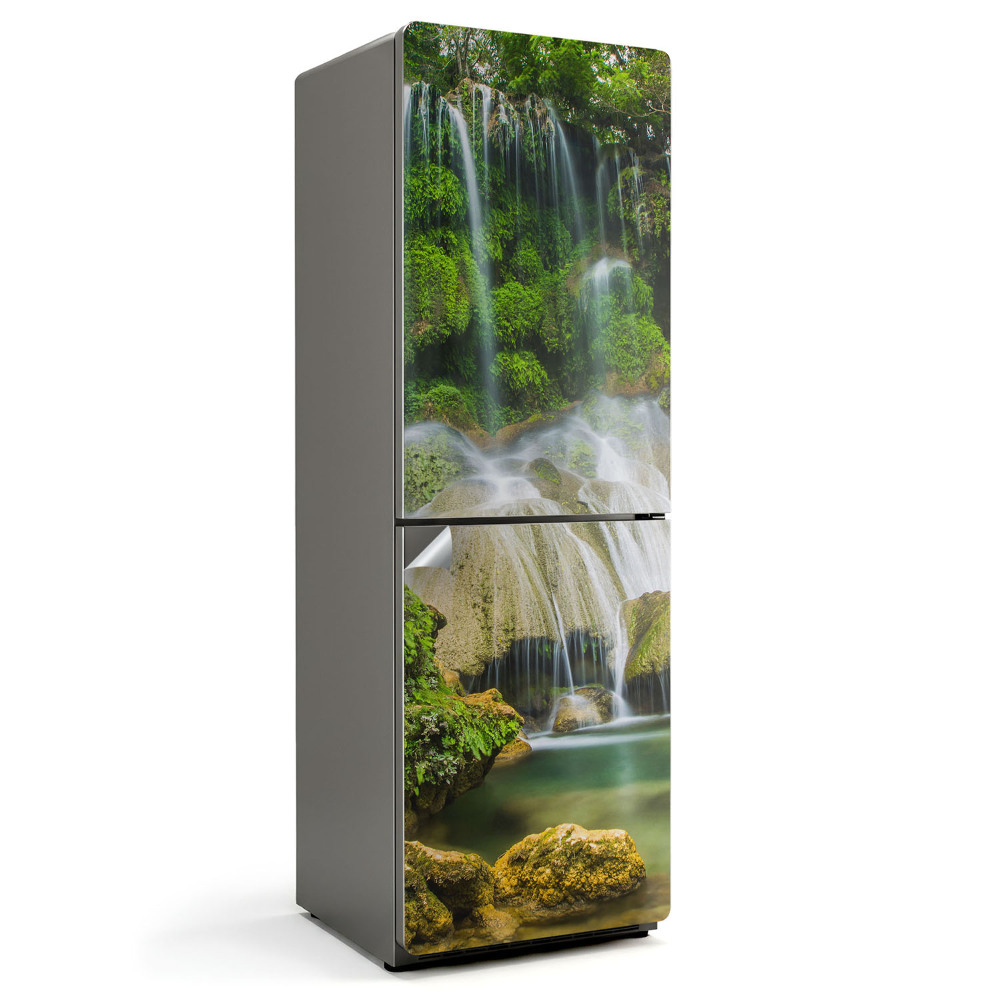 Naklejka tapeta na lodówkę Wodospad wśród roślinności