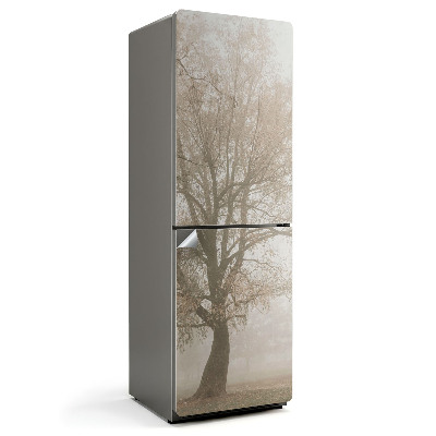 Naklejka tapeta na lodówkę Mglisty krajobraz z drzewem