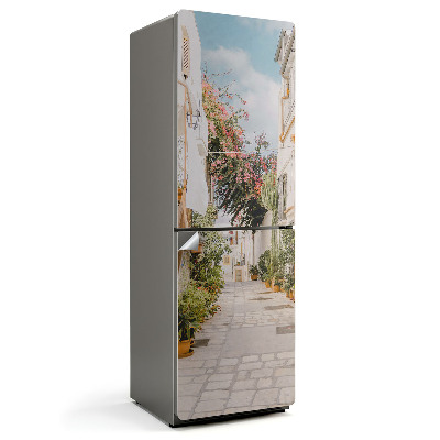 Naklejka tapeta na lodówkę Urokliwa uliczka z roślinami