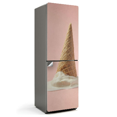 Naklejka na lodówkę Lód w waflu na stole