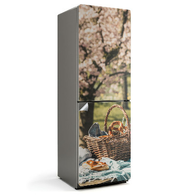 Naklejka na lodówkę Kosz piknikowy na tle drzew