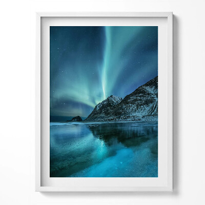 Obraz w ramce Zorza polarna nad górami i wodą