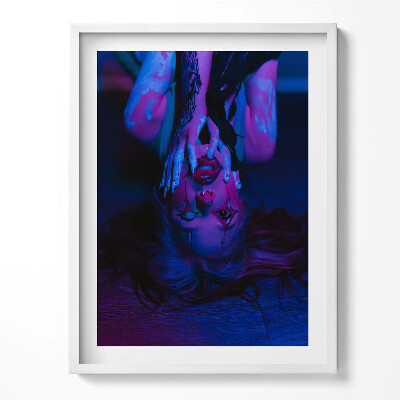 Obraz w ramce Dziewczyna z tatuażem joker