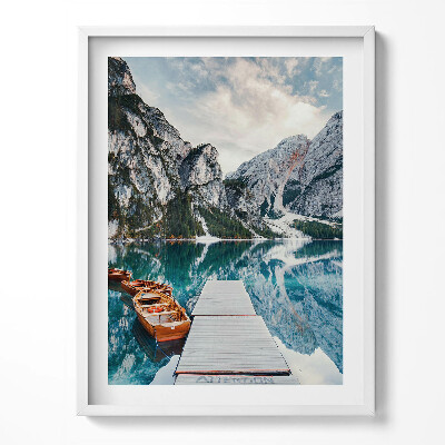 Obraz w ramce Łódka na jeziorze w górach