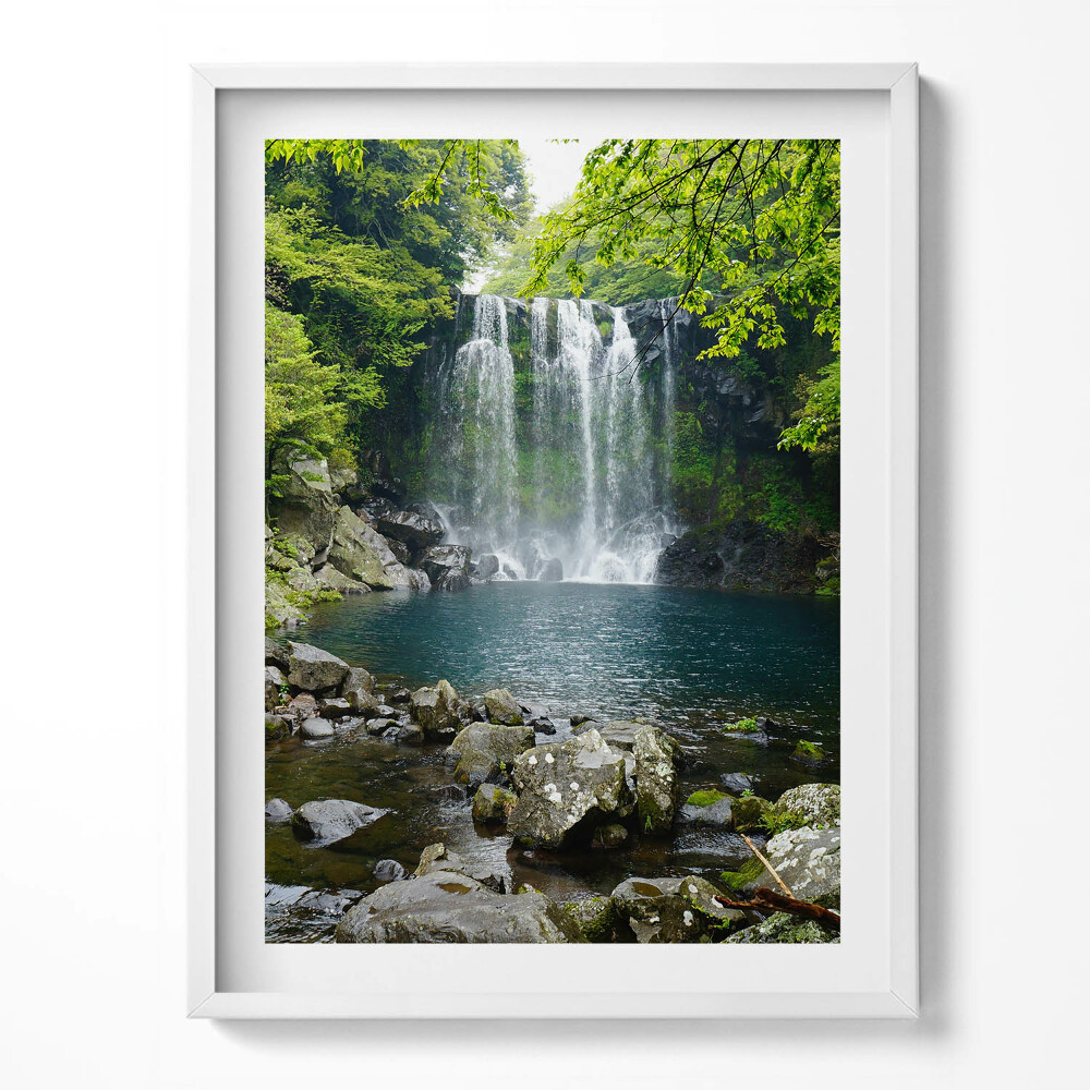 Obraz w ramce Wodospad i rzeka wśród drzew