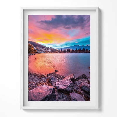 Obraz w ramce Pejzaż miasteczka w górach o zachodzie słońca