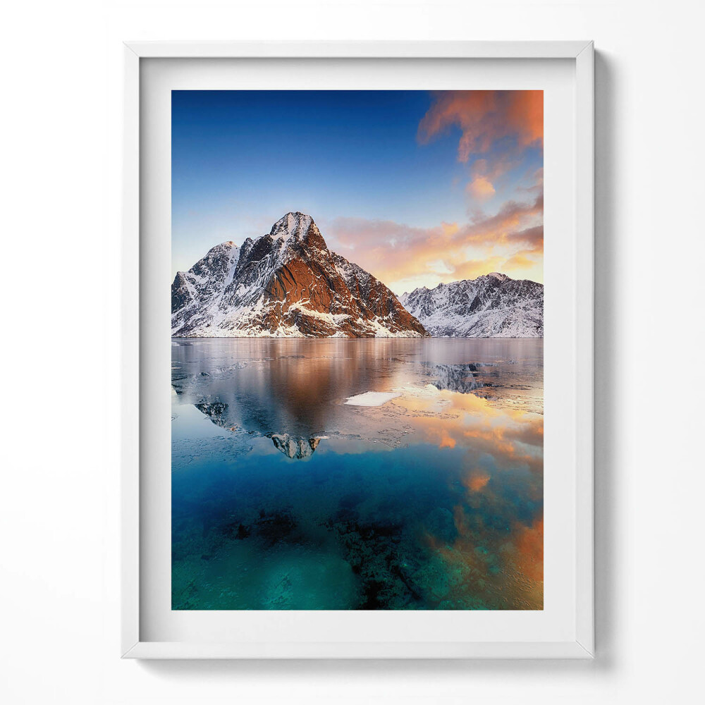 Obraz w ramce Piękny pejzaż wody i gór wieczorem