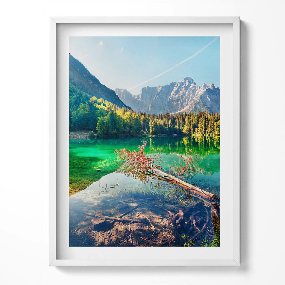 Obraz w ramce Pejzaż górskiego jeziora wśród drzew