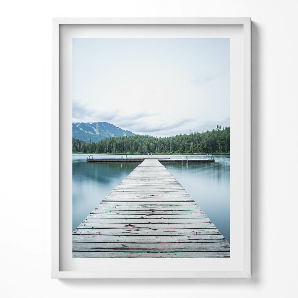 Obraz w ramce Drewniany pomost na jeziorze w górach