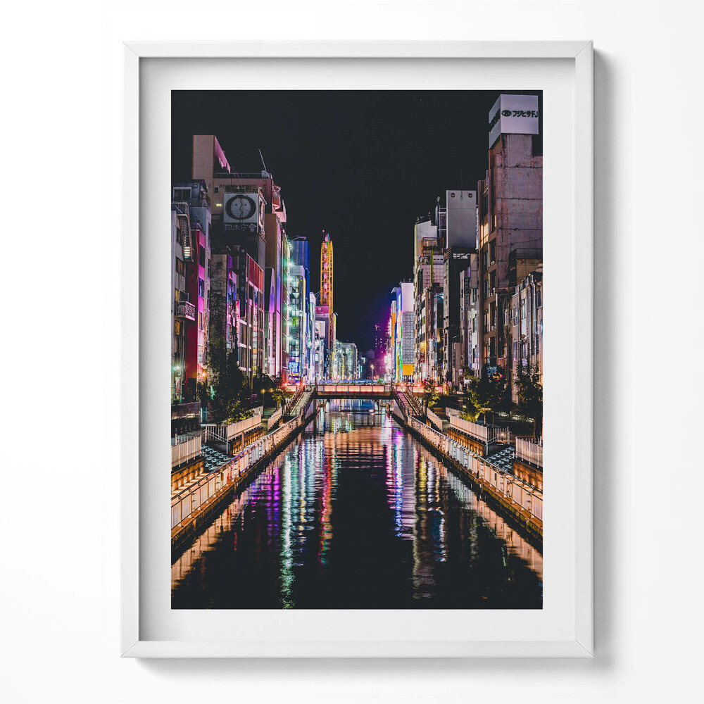 Obraz w ramce Nocne miasto z odbiciami świateł w wodzie