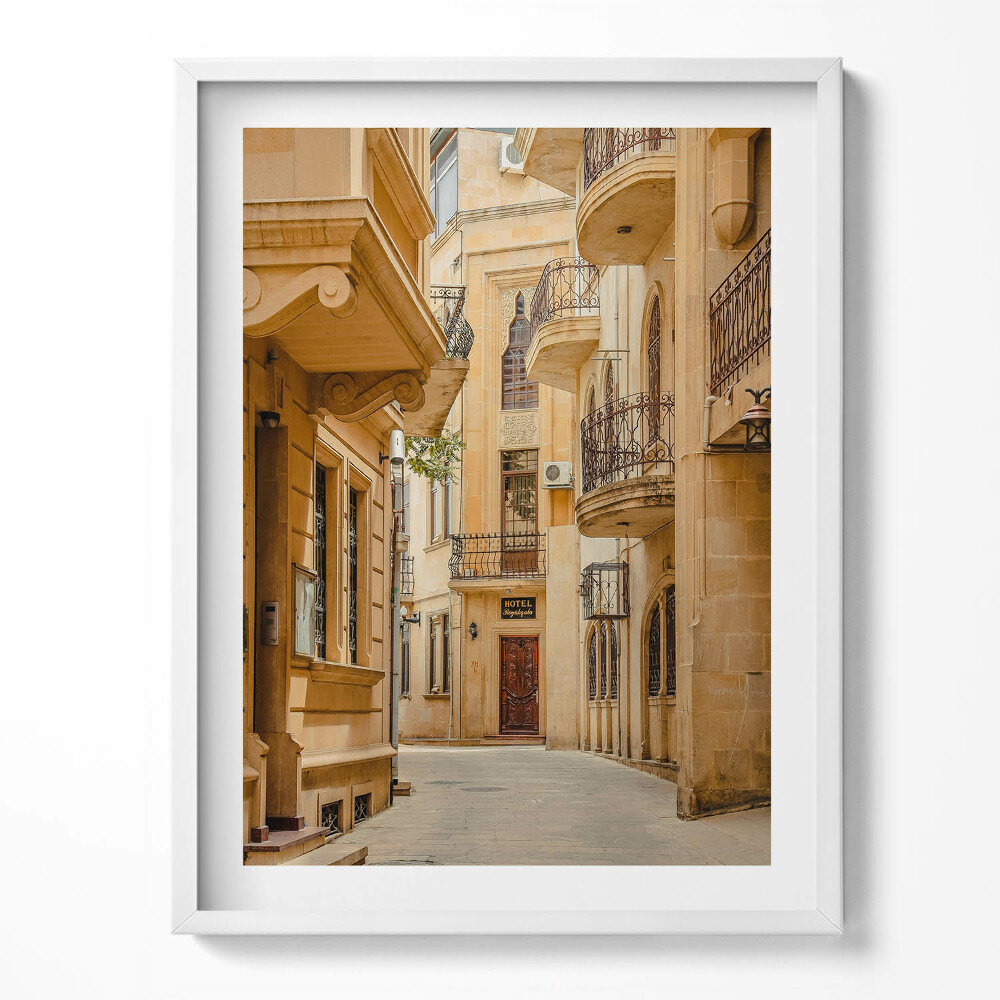 Obraz w ramce Wąska uliczna wśród budynków