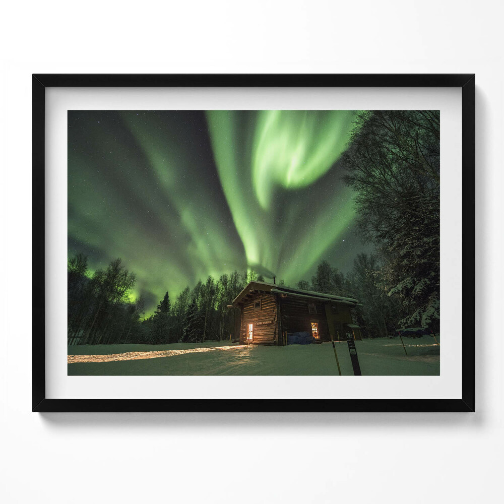 Obraz z ramką Zorza polarna i domek w lesie