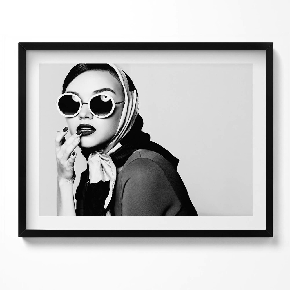 Obraz z ramką Czarno-biały portret kobiety w stylu glamour