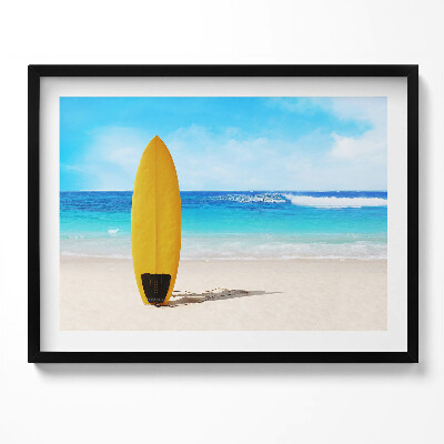 Obraz z ramką Żółta deska surfingowa na plaży na tle morza