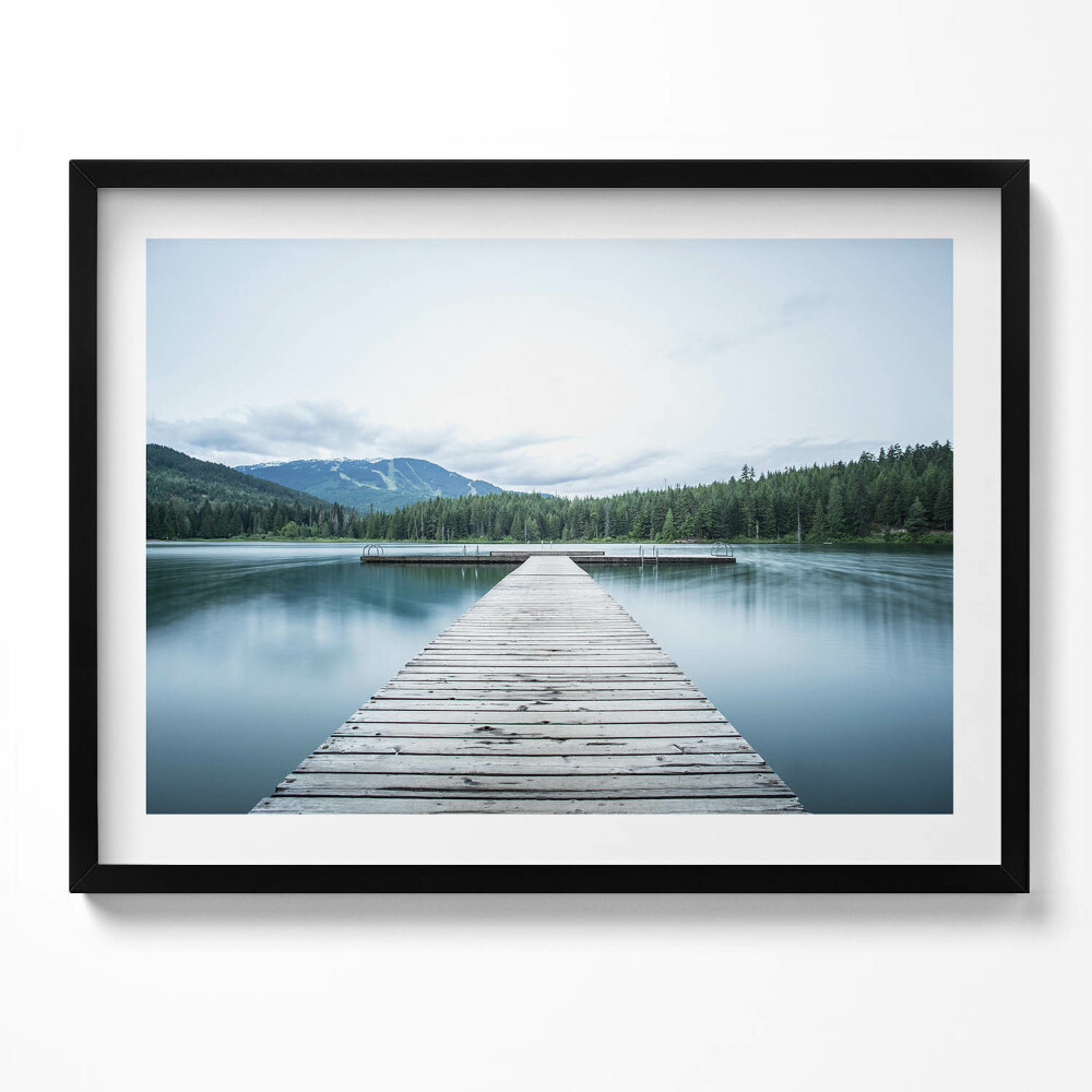 Obraz z ramką Drewniany pomost na jeziorze w górach