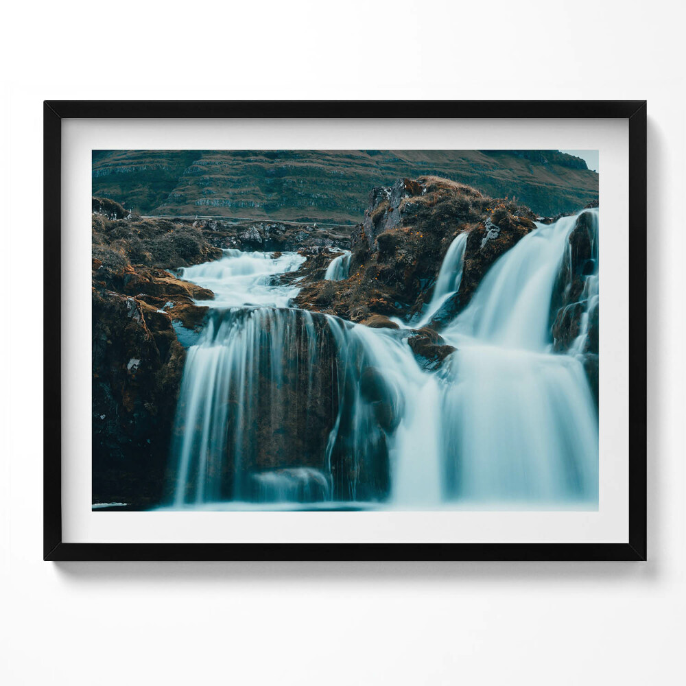 Obraz z ramką Zdjęcie górskiego wodospadu