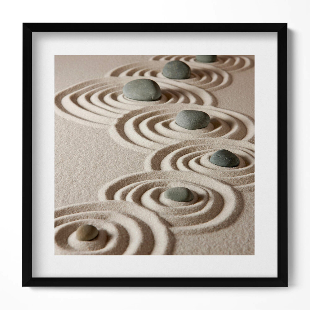 Obraz w drewnianej ramce Zen - kamienie na piaskowych okręgach
