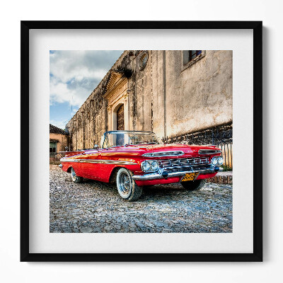 Obraz w drewnianej ramce Czerwony stary samochód w dzielnicy kolumbijskiej