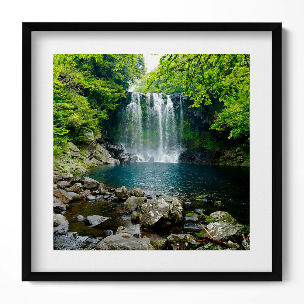 Obraz w drewnianej ramce Wodospad i rzeka wśród drzew