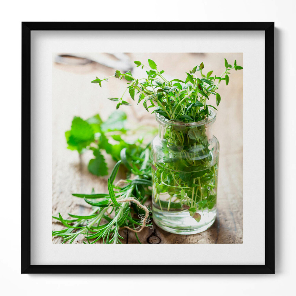 Obraz w drewnianej ramce Zioła w słoiku na drewnie