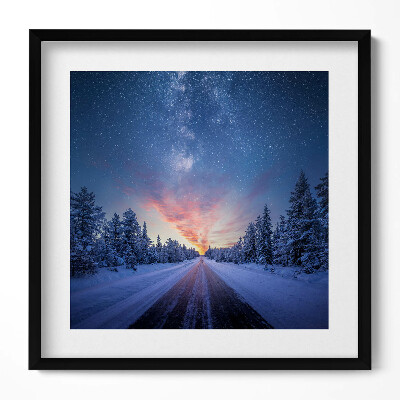 Obraz w drewnianej ramce Pejzaż - zimowa droga i gwieździste niebo