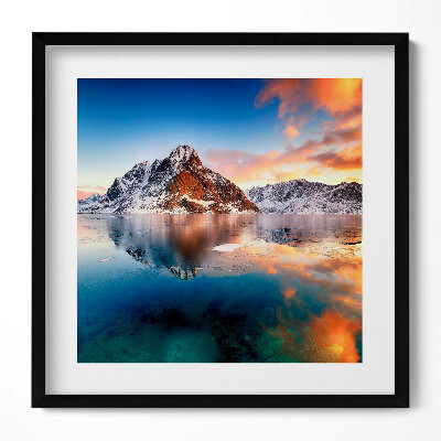 Obraz w drewnianej ramce Piękny pejzaż wody i gór wieczorem