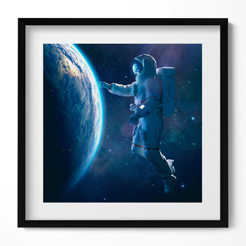 Obraz w drewnianej ramce Kosmonauta i planeta Ziemia