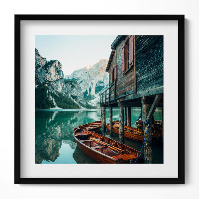Obraz w drewnianej ramce Górski domek na jeziorze i łódź