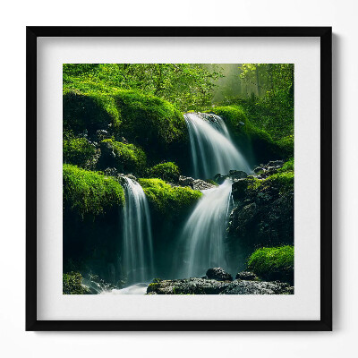 Obraz w drewnianej ramce Wodospady w środku lasu