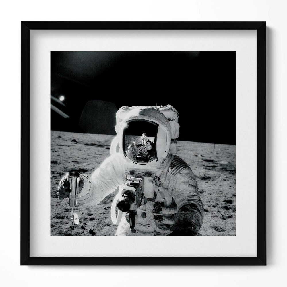 Obraz w drewnianej ramce Astronauta na Księżycu - zdjęcie NASA