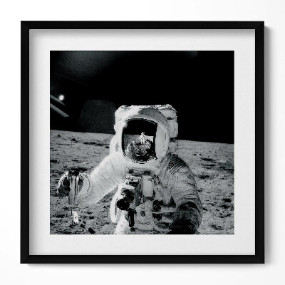 Obraz w drewnianej ramce Astronauta na Księżycu - zdjęcie NASA