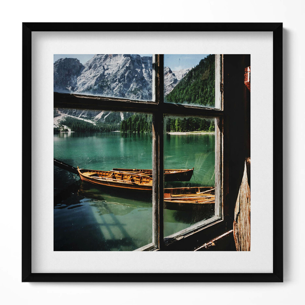 Obraz w drewnianej ramce Widok z okna na jezioro z łódką
