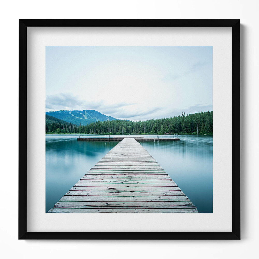 Obraz w drewnianej ramce Drewniany pomost na jeziorze w górach