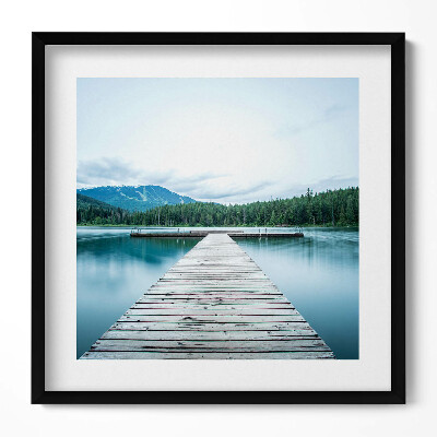 Obraz w drewnianej ramce Drewniany pomost na jeziorze w górach