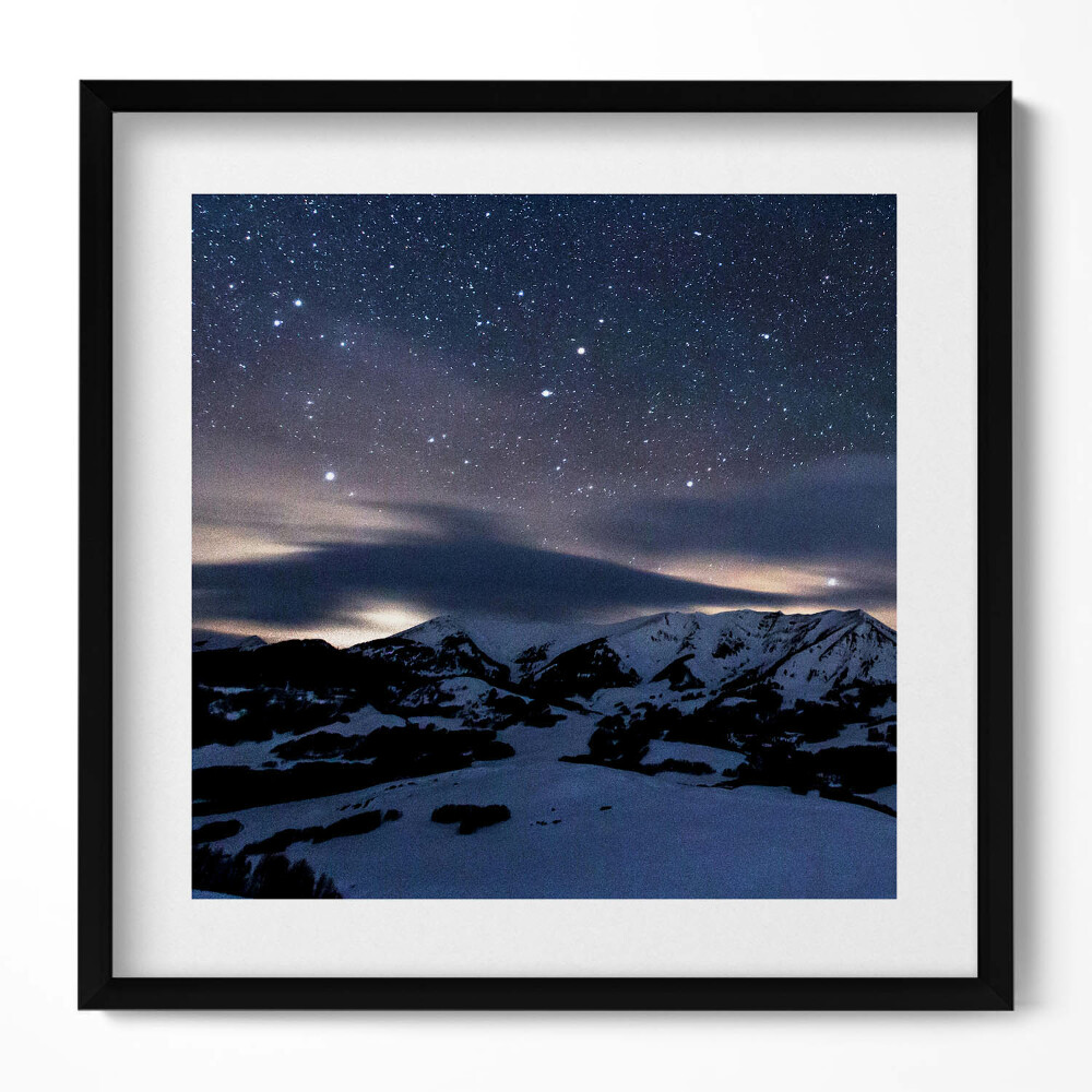 Obraz w drewnianej ramce Gwiazdy nocą na niebie w górach