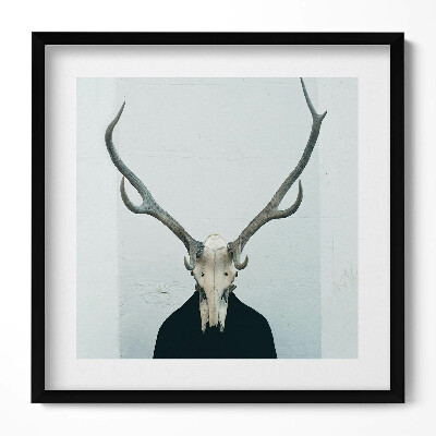 Obraz w drewnianej ramce Człwoiek z czaszką jelenia