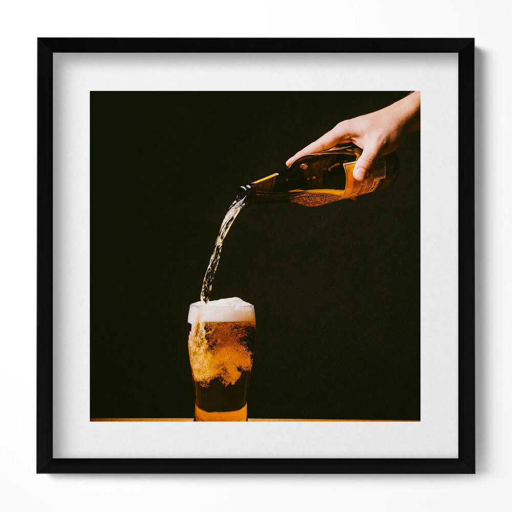 Obraz w drewnianej ramce Nalewanie piwa do kufla