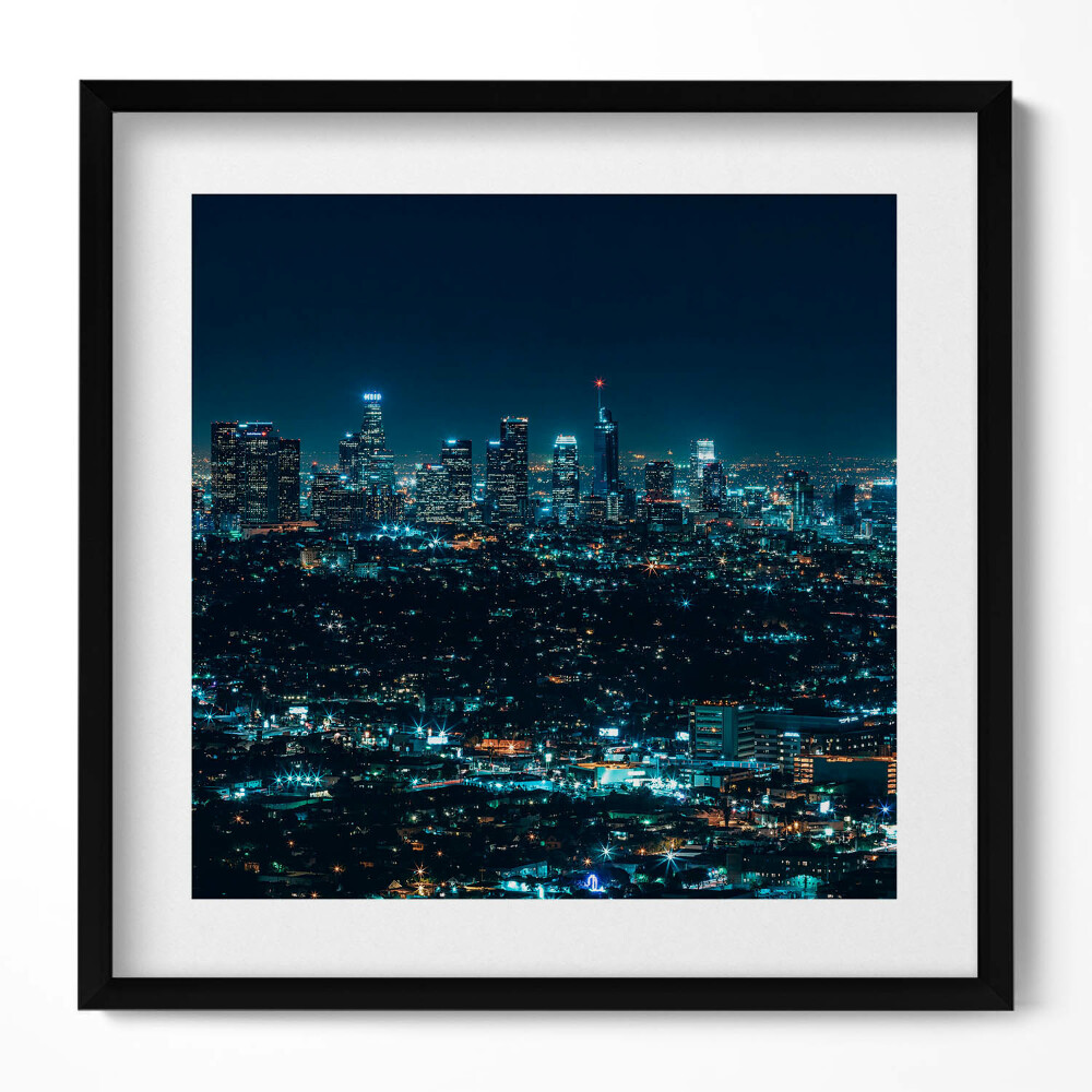 Obraz w drewnianej ramce Wielkie oświetlone miasto nocą panorama